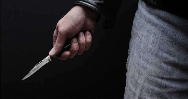 சலாட் வெட்டாமையால் கத்திக்குத்து!