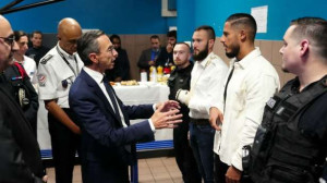 la Courneuve. இல் "வெளிநாட்டவர்களை கட்டுப்படுத்த வேண்டும்" உள்துறை அமைச்சர்.