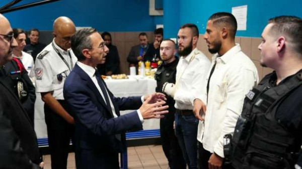 la Courneuve. இல் "வெளிநாட்டவர்களை கட்டுப்படுத்த வேண்டும்" உள்துறை அமைச்சர்.