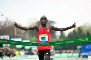 பரிஸ் மரதோன் - இரண்டாவடது தடவையாக வெற்றிவாகை சூடிய Bernard Biwott !!