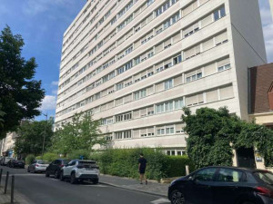 பரிஸ் : கடத்தல்காரர்களிடம் இருந்து தப்பிக்க மூன்றாவது தளத்தில் இருந்து குதித்த நபர்.. படுகாயம்!!