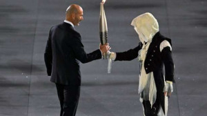 ● ஒலிம்பிக் ஆரம்பநாள் நிகழ்வு... யார் அந்த முகமூடி மனிதர்?