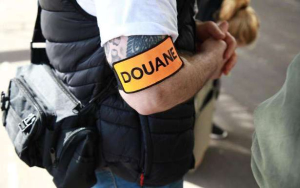 பொபினிக்கு முகவரியிட்டு €4M மதிப்புள்ள கொக்கைன் - சாள்-து-கோல் விமான நிலையத்தில் ஒருவர் கைது!!