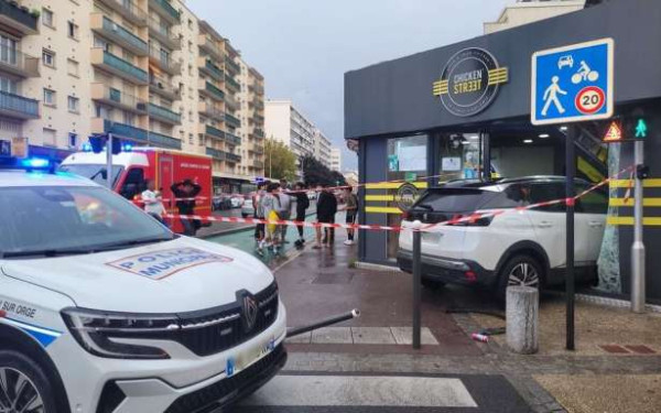 Juvisy-sur-Orge : சாரதி திடீர் மயக்கம்... உணவகத்துக்குள் பய்ந்த மகிழுந்து!! 