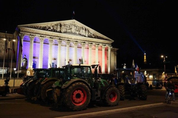 பரிசில் இருந்து உழவு இயந்திரங்களோடு வெளியேறும் விவசாயிகள்!!