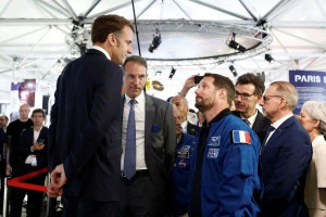 ஜனாதிபதி மக்ரோனை விமானத்தில் அழைத்துவரும் விண்வெளி வீரர் - அரிதான நிகழ்வு!