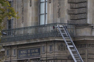 லூவர் கொள்ளை - புதிய அதிர்ச்சியான வீடியோ ஆதாரங்கள்