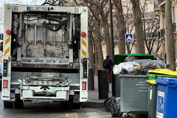 குப்பை அகற்றும் வாகனத்தால் நேர்ந்த துயரம்! 