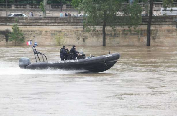 சென் நதிக்குள் கவிழ்ந்த மகிழுந்து! - இருவர் பலி!