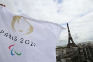 ஈஃபிள் கோபுரத்தில் சிக்கிக்கொண்ட ஊழியர்கள்! - இரவு முழுவதும் போராட்டம்!