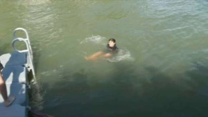 சென் நதியில் நீந்தினார் ஆன் இதால்கோ..!