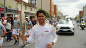 ஒலிம்பிக் தீபத்தை சுமந்த PSG கழக உரிமையாளர் ..!