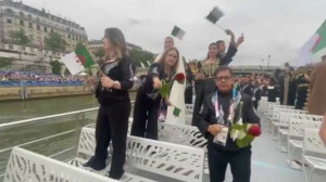 அல்ஜீரிய வீரர்கள் சென் நதியில் பூக்கள் தூவியது ஏன்..?!!