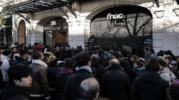 சோம்ப்ஸ்-எலிசே : வாடிக்கையாளர்களை வெளியே தள்ளி கடையை நிரந்தமாக மூடிய Fnac!!