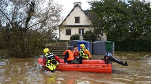 வெள்ளம் : மூன்று மாவட்டங்களுக்கு சிவப்பு எச்சரிக்கை.. வெளியேற்றம். போக்குவரத்து பாதிப்பு!!