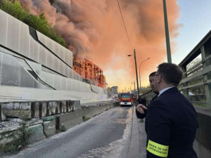 பரிஸ் : கழிவு அழிக்கும் நிலையத்தில் பாரிய தீ!!!