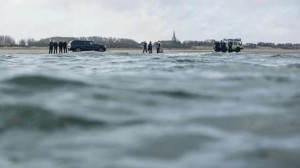 நடு கடலில் தத்தளித்த படகு.. - 72 அகதிகள் மீட்பு!!