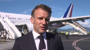 Mayotte தீவை சென்றடைந்தார் ஜனாதிபதி மக்ரோன்! - மக்களைச் சந்தித்து நலம் விசாரித்தார்!!