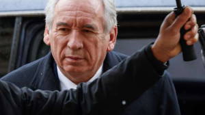 சிறைச்சாலைகள் மீது தாக்குதல் : அமைச்சர்களுடன் சென்று பார்வையிடும் பிரதமர்!