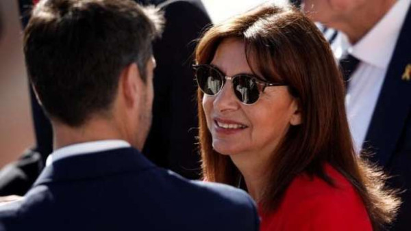 சென் நதியில் நீந்துகிறார் பரிஸ் நகரபிதா ஆன் இதால்கோ..!!