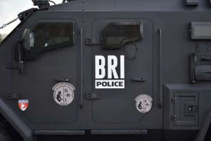 பரிஸ் : RER நிலையத்துக்குள் நுழைந்த ஆயுததாரி...?? பயணிகள் வெளியேற்றம்..!!