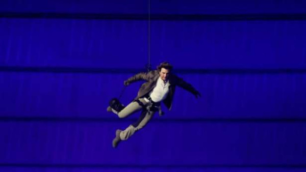 ஒலிம்பிக் நிறைவு விழா.. Stade de France கூரையில் இருந்து குதித்த Tom Cruise..!!