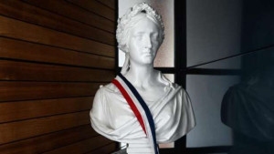 ”பிரான்சில் ஜனநாயகம் சீர்குலைந்து வருகிறது!” - கருத்துக்கணிப்பு!!