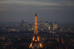 மத்திய கிழக்கிற்காக ஒளிரும் ஈஃபிள்!!