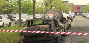 சிறைச்சாலை வன்முறை : 21 வாகனங்கள் தீக்கிரை.. !!