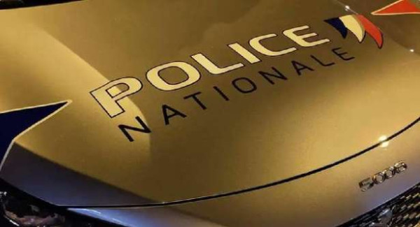 பரிஸ் :  திருடப்பட்ட மகிழுந்து ஒன்றில் பயணித்த - நால்வர் கைது!!