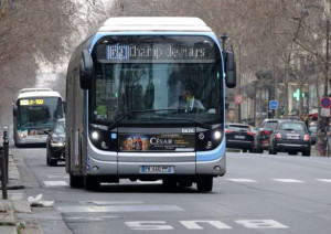 பரிஸ் : பெண் காவல்துறை வீரரை மோதிய பேருந்து சாரதி கைது!!