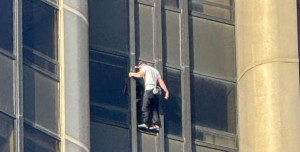 வெற்றுக்கைகளால் - Montparnasse கட்டிடத்தில் ஏறிய ஒருவர் கைது!!