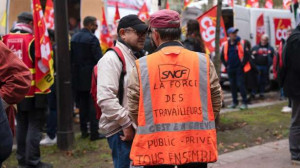 பேச்சுவார்த்தையில் தாமதம்.. தொடருந்து தொழிலாளர்கள் வேலை நிறுத்தம்!