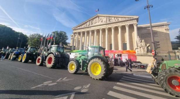 உழவு இயந்திரங்களுடன் பாராளுமன்றத்தை முடக்கும் விவசாயிகள்!