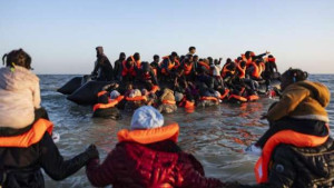 ஒரே இரவில் 136 அகதிகள் கடலில் இருந்து மீட்பு!!