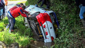 விபத்தில் முடிந்த மகிழுந்து பந்தயம் - மூவர் பலி.. பலர் காயம்!!