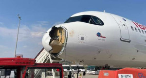 விமானத்தில் மோதிய பறவை! - அவசர தரையிறக்கம்!!