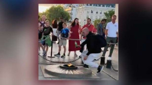 Soldat inconnu : அணையா விளக்கில் சிகரெட் பற்றவைத்த நபர்!!