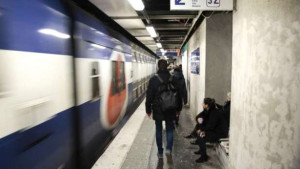 Châtelet-Les Halles தொடருந்து நிலையத்தில் குழந்தை பெற்றுக்கொண்ட பெண்!!