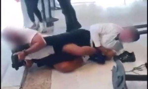 பயணிக்கும் - விமான நிலைய ஊழியருக்கும் இடையே மோதல்..!!