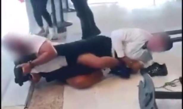 பயணிக்கும் - விமான நிலைய ஊழியருக்கும் இடையே மோதல்..!!