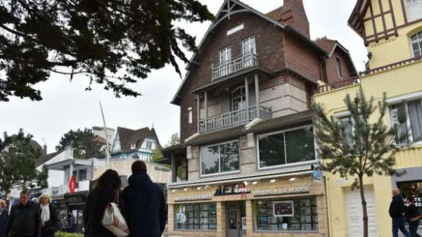 3.6 மில்லியன் யூரோக்களுக்கு வீட்டை விற்ற முதல்பெண்மணி!!