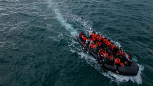 ஒரே இரவில் ஆயிரம் பேர் கடலைக் கடந்தனர்!!