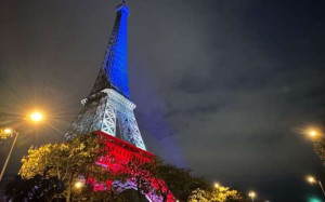 நவம்பர் 13 தாக்குதல்! - மூவண்ணத்தில் ஒளிரும் ஈஃபிள்!!