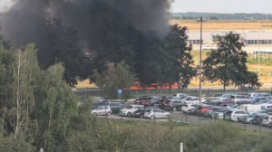 Roissy-Charles-de-Gaulle விமான நிலையத்தின் அருகே தீப்பிடித்து எரிந்த பேருந்து!