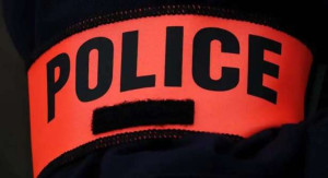 பரிஸ் : குழு மோதல் ஒன்றை தடுக்க முற்பட்ட காவல்துறையினர் மீது கத்திக்குத்து தாக்குதல் முயற்சி!!