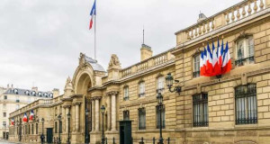 எலிசே மாளிகைக்கு பெற்றோல் கேனுடன் வருகை தந்த நபர்!