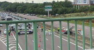 A4 நெடுஞ்சாலையில் விழுந்து நொருங்கிய விமானம்.. மூவர் பலி..!!