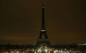 பரிசுத்த போப்பாண்டவர் மறைந்தார்... இருளில் மூழ்கிறது ஈஃபிள்!!