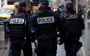 பரிஸ் : சிகரெட்டுக்காக தாக்குதல்.. கழுத்து வெட்டப்பட்ட நிலையில் ஒருவர் உயிருக்கு போராட்டம்..!!